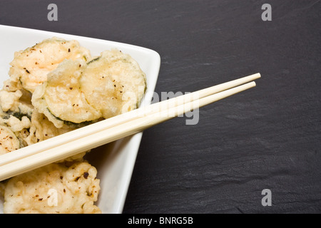 Frittierte Zucchini in Tempura Teig bedeckt. Stockfoto