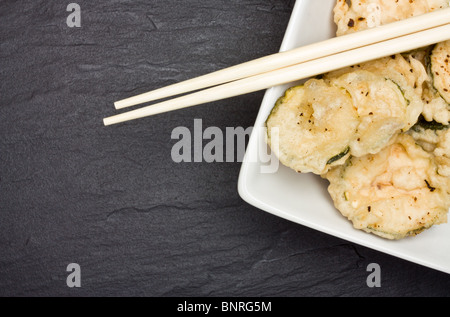 Frittierte Zucchini in Tempura Teig bedeckt. Stockfoto