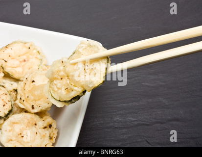 Frittierte Zucchini in Tempura Teig bedeckt. Stockfoto