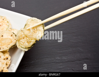 Frittierte Zucchini in Tempura Teig bedeckt. Stockfoto