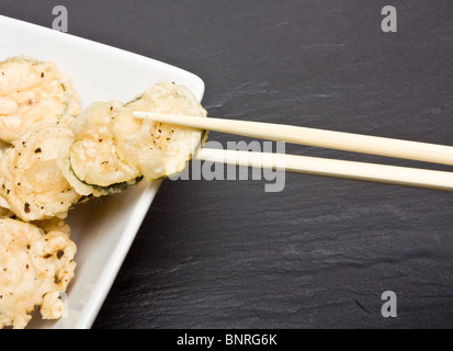 Frittierte Zucchini in Tempura Teig bedeckt. Stockfoto