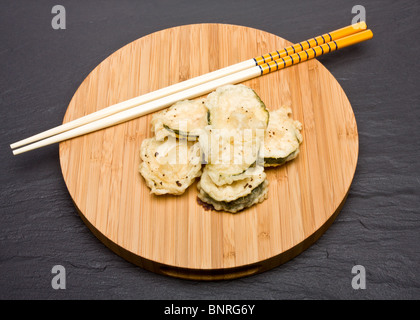 Frittierte Zucchini in Tempura Teig bedeckt. Stockfoto