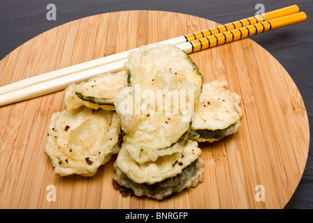 Frittierte Zucchini in Tempura Teig bedeckt. Stockfoto