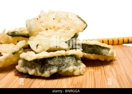 Frittierte Zucchini in Tempura Teig aus niedrigen Perspektive behandelt. Stockfoto