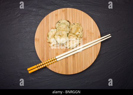 Frittierte Zucchini in Tempura Teig bedeckt. Stockfoto