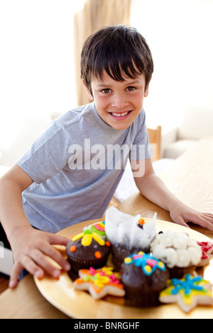 Fröhlicher Junge bunte Süßwaren Essen Stockfoto