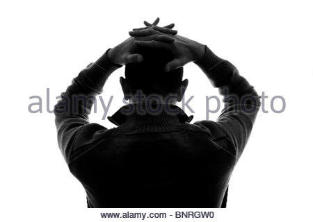 Silhouette Mann mit Händen auf Kopf Stockfoto