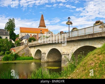 Ansicht der Abteikirche von Preuilly-Sur-Claise Fluss Claise Straße Brücke - Frankreich. Stockfoto