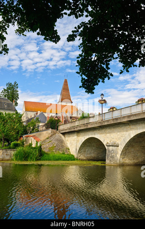 Ansicht der Abteikirche von Preuilly-Sur-Claise Fluss Claise Straße Brücke - Frankreich. Stockfoto