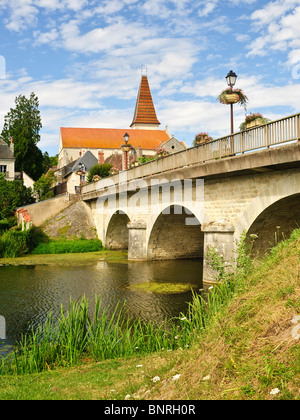 Ansicht der Abteikirche von Preuilly-Sur-Claise Fluss Claise Straße Brücke - Frankreich. Stockfoto