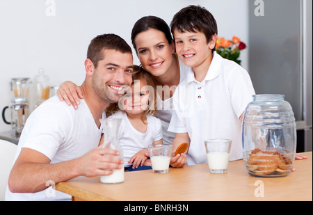 Happy Family essen Kekse und Milch Stockfoto