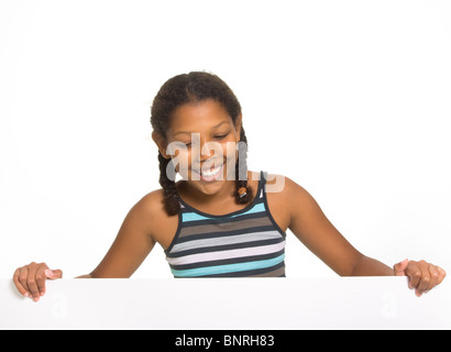 Ausdrucksstarke junge gemischte Rennen Girl holding Board auf weißen Hintergrund isoliert. Stockfoto