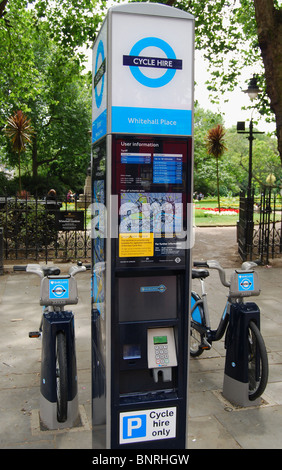 Fahrräder Line-up warten darauf, eingestellt als Teil von Transport For London Barclays Cycle Hire Schema, In London, Vereinigtes Königreich Stockfoto