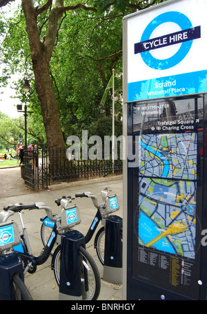 Fahrräder Line-up warten darauf, eingestellt als Teil von Transport For London Barclays Cycle Hire Schema, In London, Vereinigtes Königreich Stockfoto