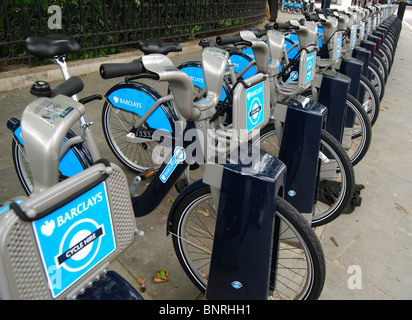 Fahrräder Line-up warten darauf, eingestellt als Teil von Transport For London Barclays Cycle Hire Schema, In London, Vereinigtes Königreich Stockfoto