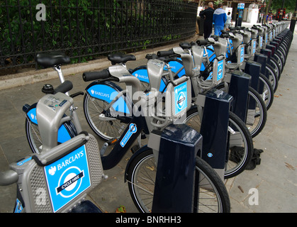 Fahrräder Line-up warten darauf, eingestellt als Teil von Transport For London Barclays Cycle Hire Schema, In London, Vereinigtes Königreich Stockfoto