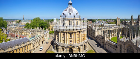 Panoramablick auf die Radcliffe Camera in Oxford in England von der Turm von St. Mary Church
