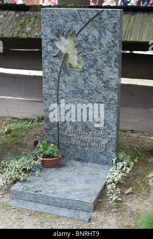 Grabstein im Friedhof in Roznov Stockfoto