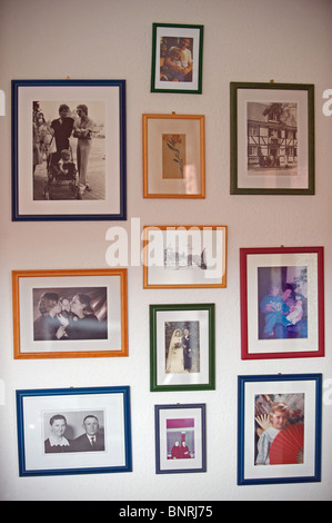 Familienporträts auf Wohnzimmerwand Stockfoto