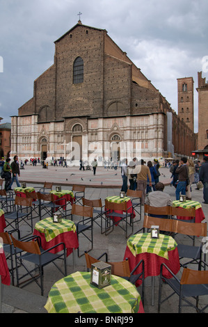 Basilica di San Petronio, Café in Piazza Maggiore im historischen Zentrum, Bologna, Italien Stockfoto