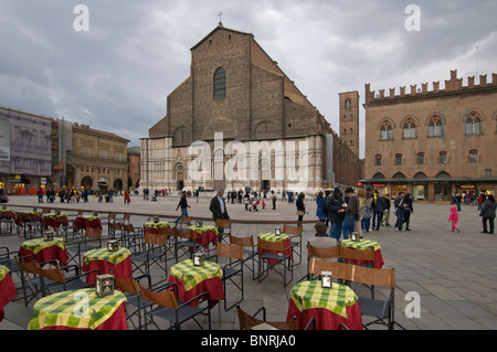 Basilica di San Petronio, Café in Piazza Maggiore im historischen Zentrum, Bologna, Italien Stockfoto