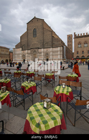 Basilica di San Petronio, Café in Piazza Maggiore im historischen Zentrum, Bologna, Italien Stockfoto