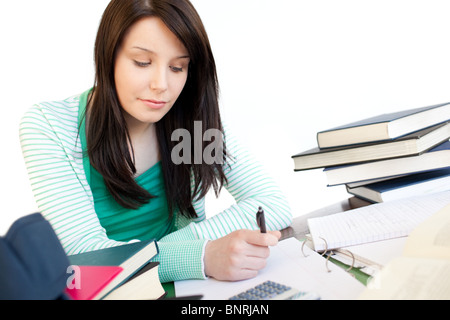 Positiven Schüler ihre Hausaufgaben auf einem Schreibtisch Stockfoto