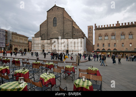 Basilica di San Petronio, Café in Piazza Maggiore im historischen Zentrum, Bologna, Italien Stockfoto