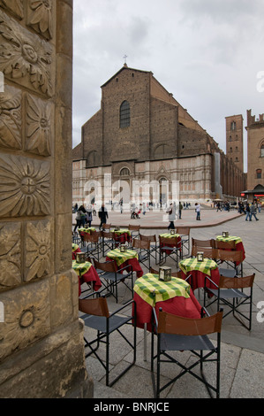 Basilica di San Petronio, Café in Piazza Maggiore im historischen Zentrum, Bologna, Italien Stockfoto