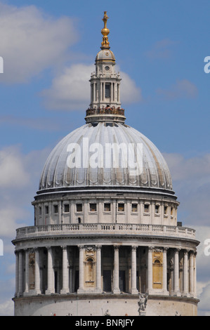 Touristen auf der Aussichtsplattform des goldenen Galerie an der Kuppel der St. Pauls Cathedral London Stockfoto