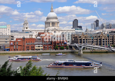 Fluss Themse schnellen Clipper Passagierschiffe vorbei an St Pauls Cathedral und Millennium Fußgängerbrücke Stockfoto