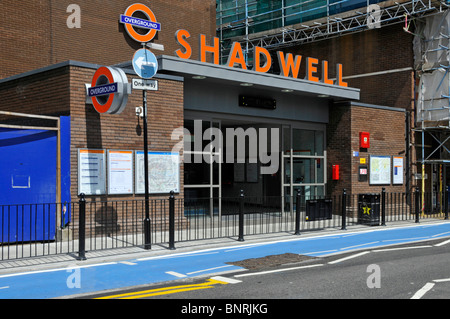 Shadwell Bahnhof Eingang auf der London Overground Linie mit blauen Zyklus CS Lane 3 superhighway auf Straße Tower Hamlets East London England Großbritannien Stockfoto