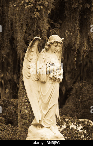 Engel auf einem Grab an der Bonaventure Cemetery in Savannah, Georgia, USA Stockfoto