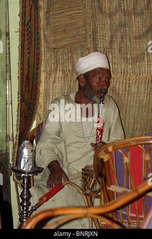 Mann in einer Bar in Gizeh Ägypten Shisha Pfeife rauchen Stockfoto