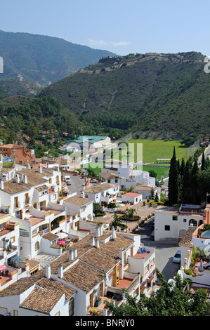 Erhöhten Blick über die Stadt Dächer, Benahavis, Costa del Sol, Provinz Malaga, Andalusien, Spanien, West-Europa. Stockfoto