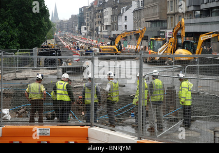 Princes Street geschlossen, um zu erleichtern das bewegen von Dienstprogrammen ermöglicht die Verlegung des Titels für Edinburgh Straßenbahnen. Stockfoto