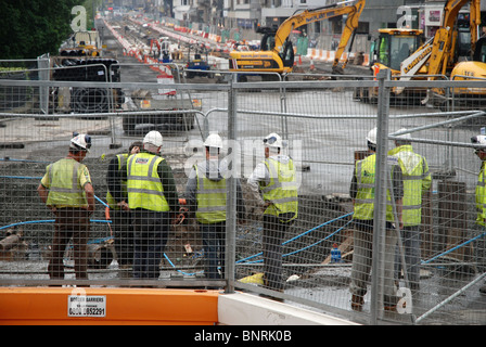 Princes Street geschlossen, um zu erleichtern das bewegen von Dienstprogrammen ermöglicht die Verlegung des Titels für Edinburgh Straßenbahnen. Stockfoto