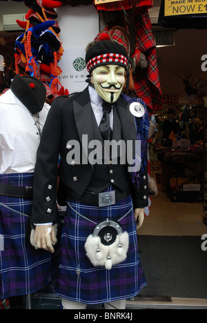 Vendetta Maske an einem Model vor einem touristischen Geschäft auf Edinburghs Royal Mile. Stockfoto