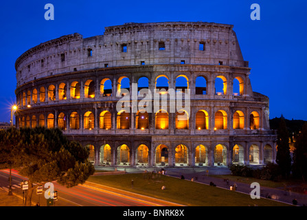 Der Roman Coliseum in der Abenddämmerung, Lazio Rom Italien Stockfoto