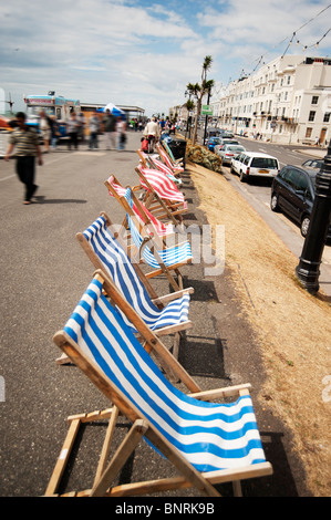 Strandpromenade von Worthing, West Sussex, mit Liegestühlen, die im Wind wehen Stockfoto