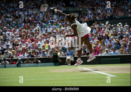 3. Juli 2010: Damen Einzel - Finale. Serena Williams USA (1) V Vera Zvonareva RUS (21.) Internationales Tennisturnier in Wimbledon statt bei den All England Lawn Tennis Club, London, England. Stockfoto