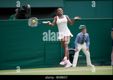 3. Juli 2010: Damen Einzel - Finale. Serena Williams USA (1) V Vera Zvonareva RUS (21.) Internationales Tennisturnier in Wimbledon statt bei den All England Lawn Tennis Club, London, England. Stockfoto