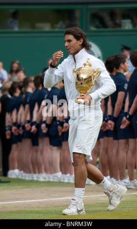 4. Juli 2010: Rafael Nadal, Männer Singles Meister.  Internationales Tennisturnier in Wimbledon statt bei den All England Lawn Ten Stockfoto