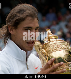 4. Juli 2010: Rafael Nadal, Männer Singles Meister.  Internationales Tennisturnier in Wimbledon statt bei den All England Lawn Ten Stockfoto