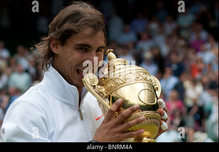 4. Juli 2010: Rafael Nadal, Männer Singles Meister.  Internationales Tennisturnier in Wimbledon statt bei den All England Lawn Ten Stockfoto