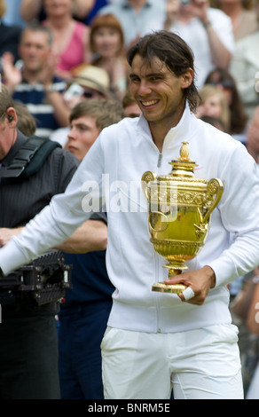 4. Juli 2010: Rafael Nadal, Männer Singles Meister. Internationales Tennisturnier in Wimbledon statt bei den All England Lawn Tennis Club, London, England. Stockfoto