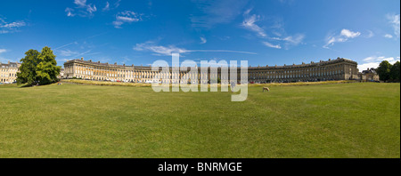 Horizontale Weitwinkelaufnahme des Wohn georgischen Royal Crescent im Bad an einem schönen sonnigen Tag. Stockfoto