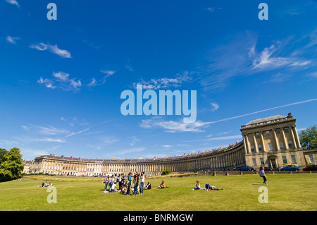 Horizontale Weitwinkelaufnahme des Wohn georgischen Royal Crescent im Bad an einem schönen sonnigen Tag. Stockfoto