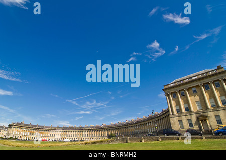 Horizontale Weitwinkelaufnahme des Wohn georgischen Royal Crescent im Bad an einem schönen sonnigen Tag. Stockfoto