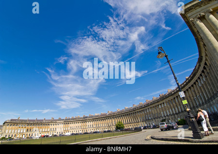 Horizontale abstrakte Weitwinkelaufnahme des Wohn georgischen Royal Crescent im Bad an einem schönen sonnigen Tag. Stockfoto